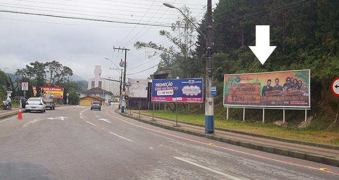 131 - RUA BRUSQUE - EM FRENTE A PREFEITURA DE GUABIRUBA - CENTRO